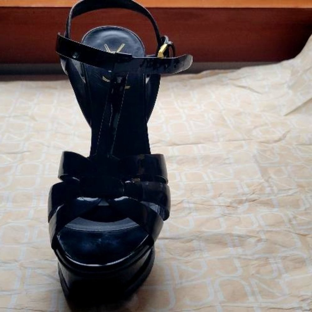 Saint Laurent Tribute Y-Strap Platform Sandal Black Patent Leather.